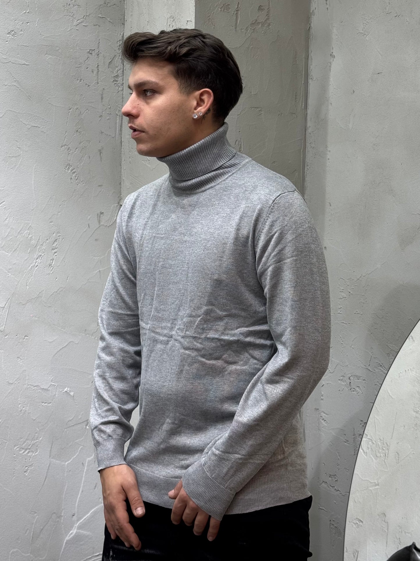 GREY TURTLENECK