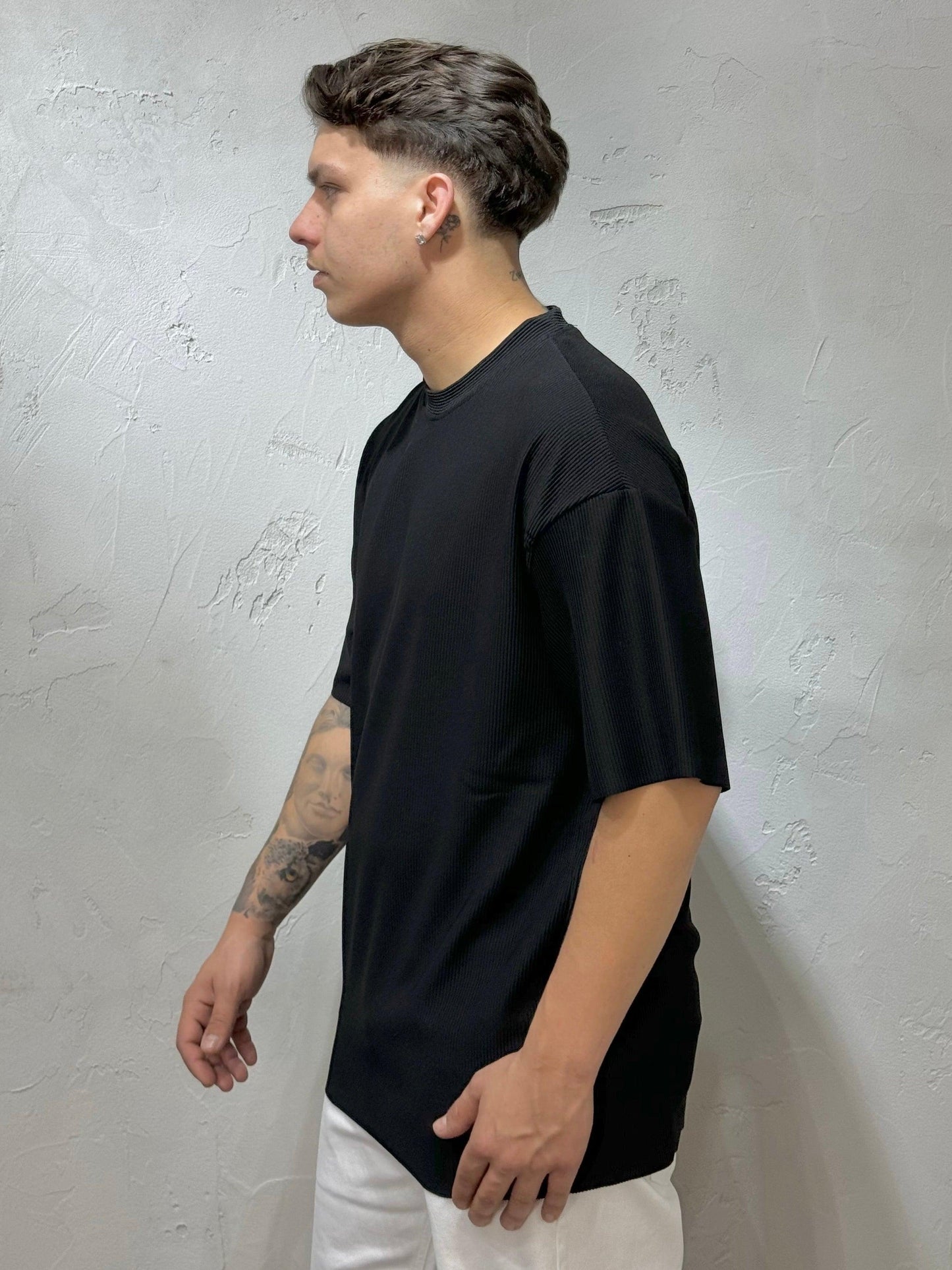 BASIC BLACK RIBBED T-SHIRT