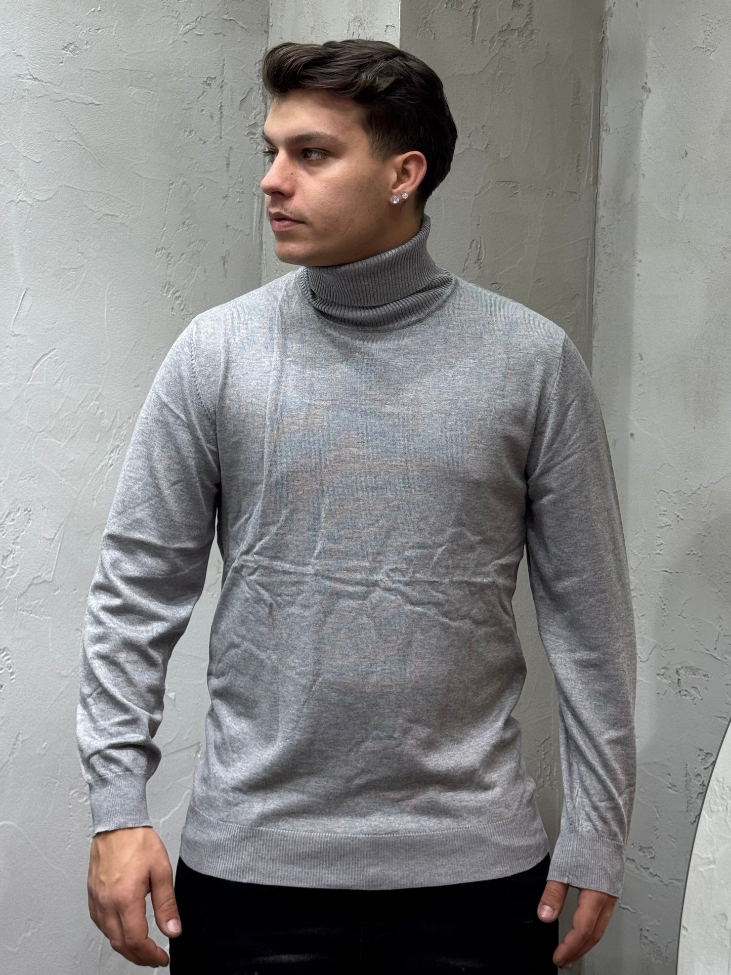 GREY TURTLENECK