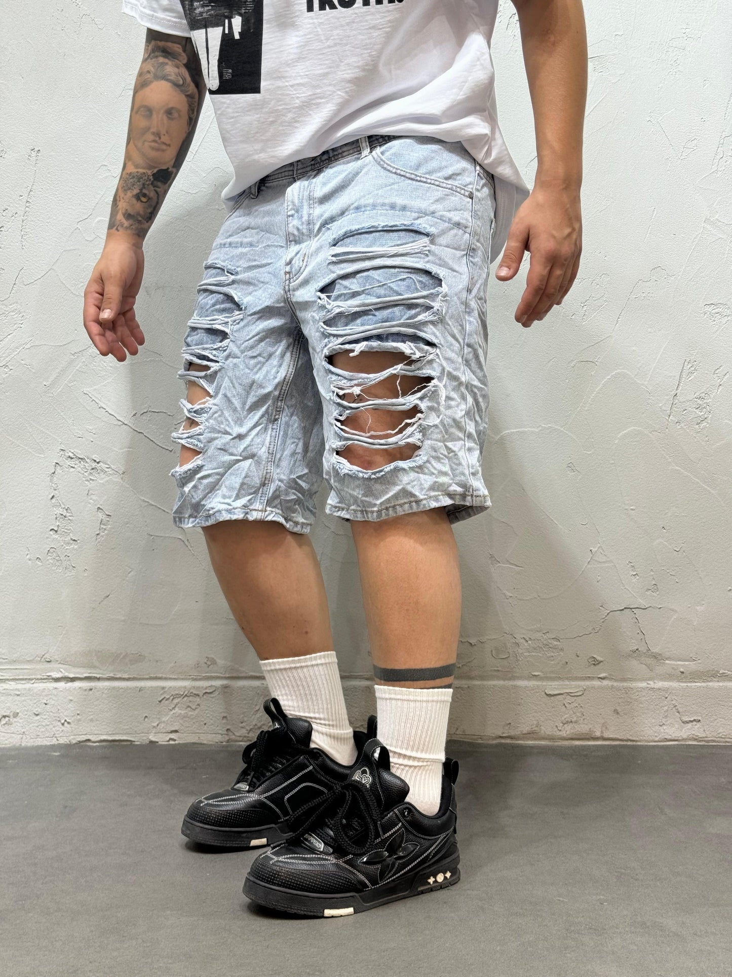 SHORT RIPPED JEANS