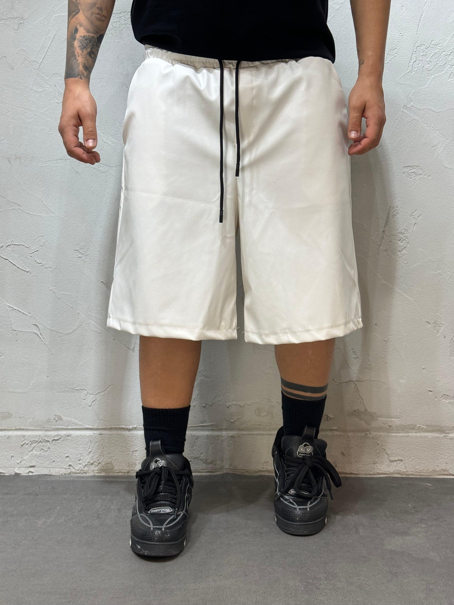 BASIC WHITE ECO-LEATHER BERMUDA SHORTS