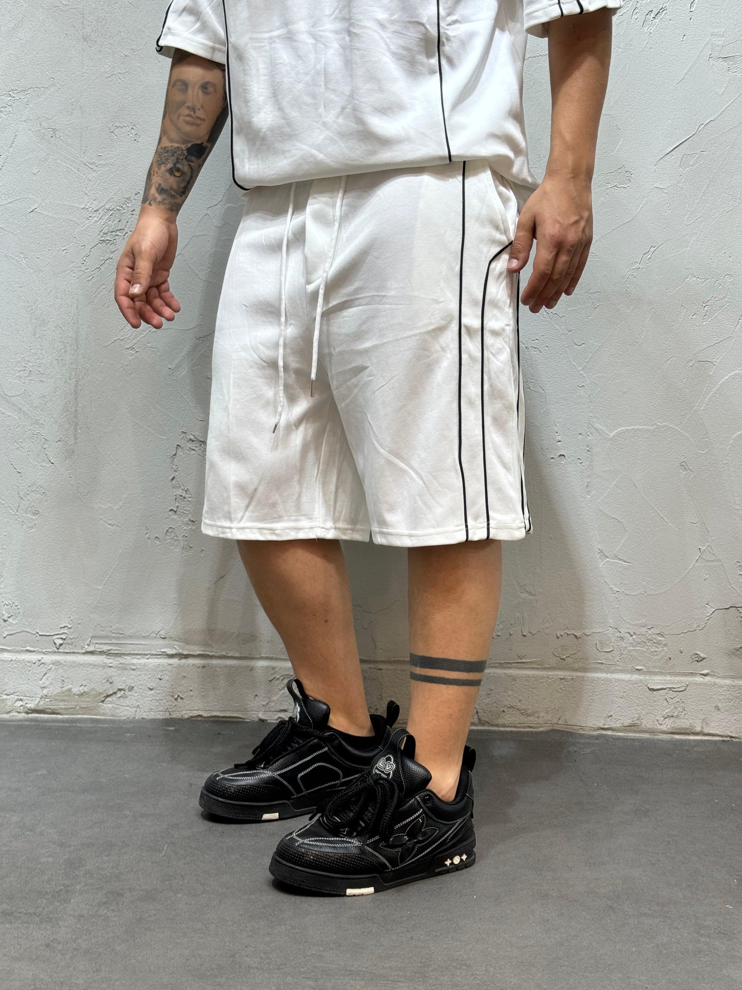 BASIC COORDINATED WITH WHITE STRIPES