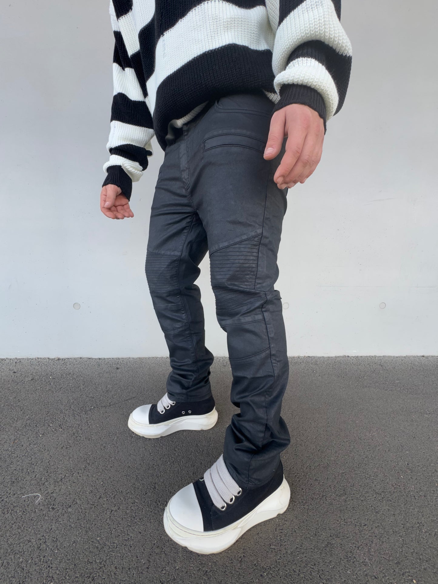 SKINNY FIT WAXED BLACK