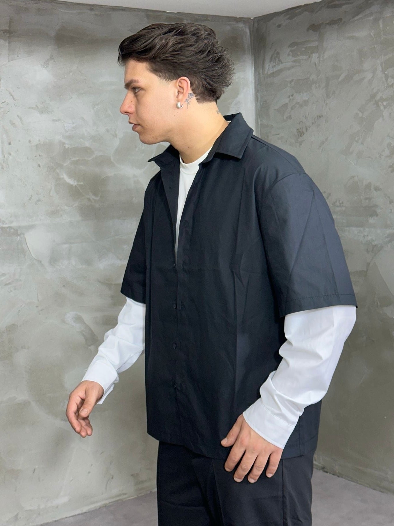 BASIC BLACK LONGSLEEVE SHIRT