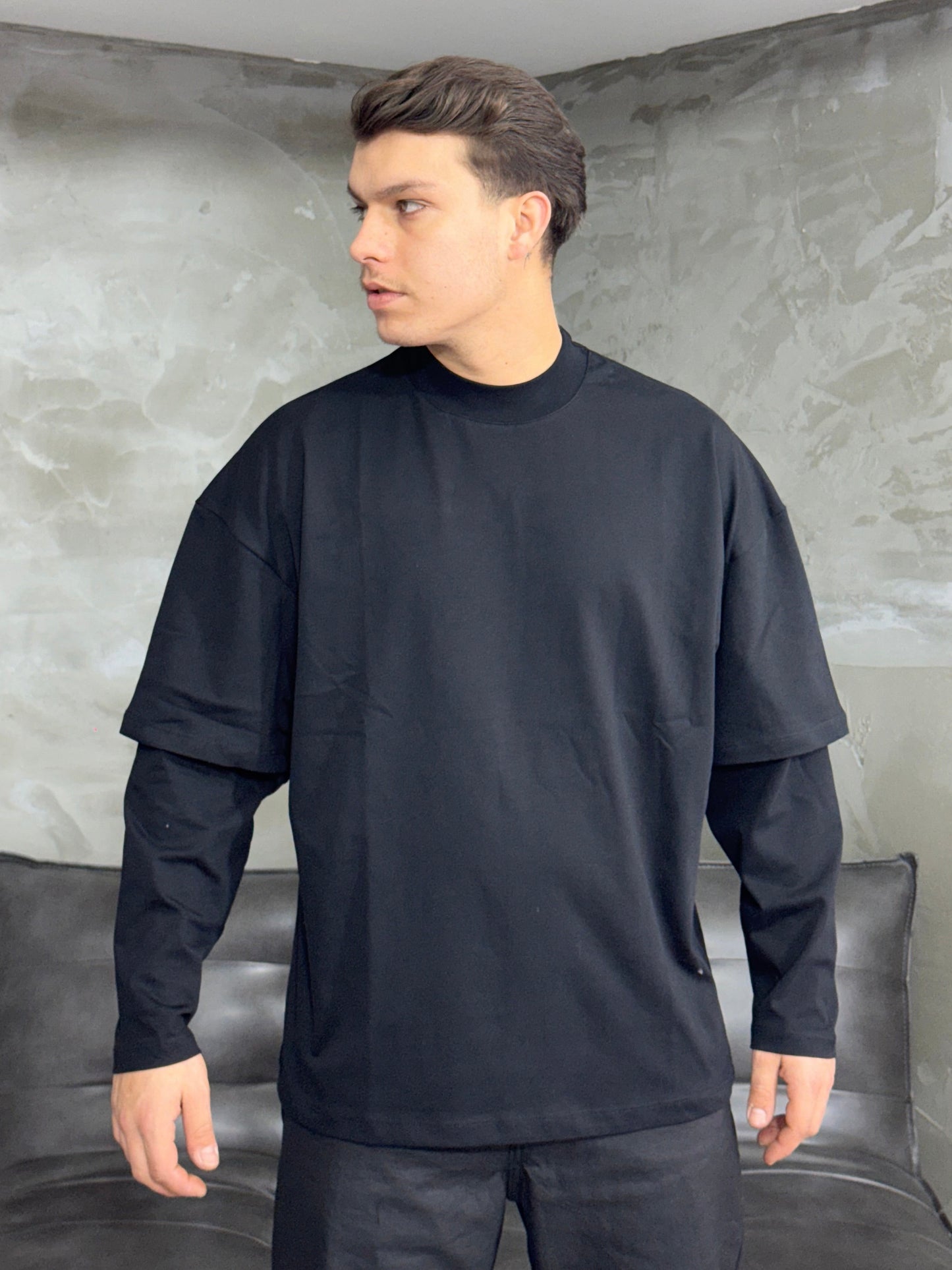 BLACK LONGSLEEVE T-SHIRT