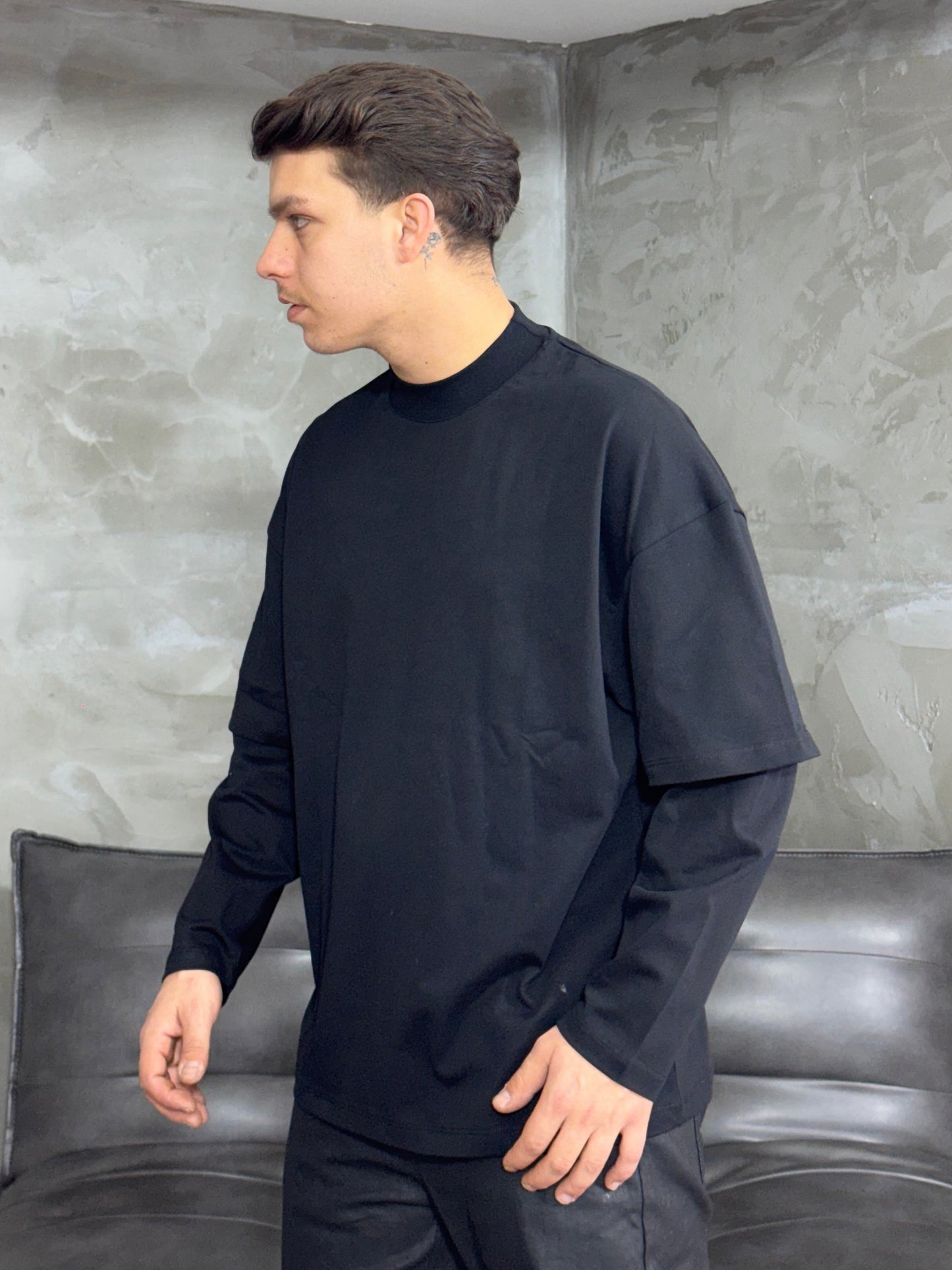 BLACK LONGSLEEVE T-SHIRT