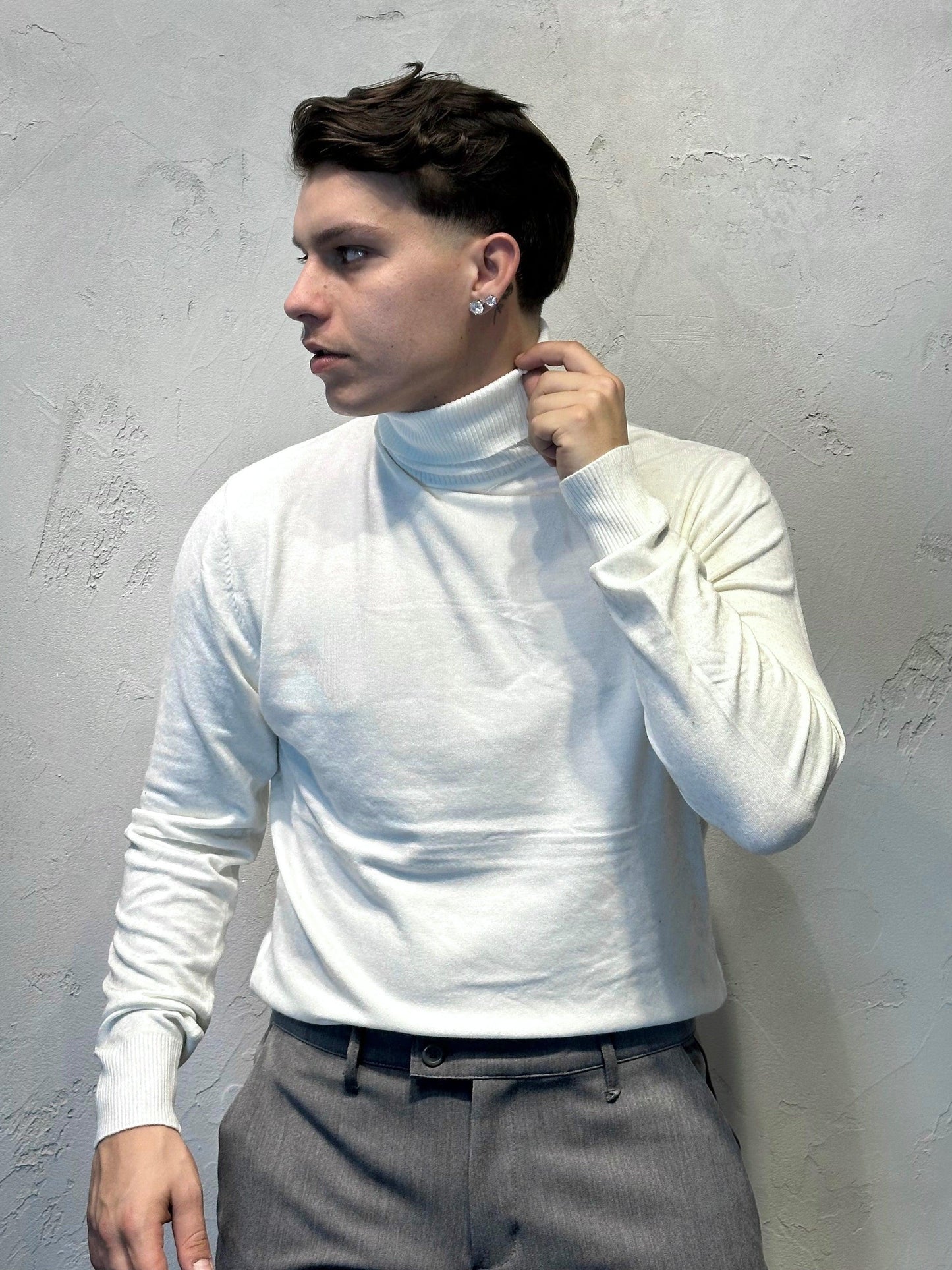 WHITE TURTLENECK