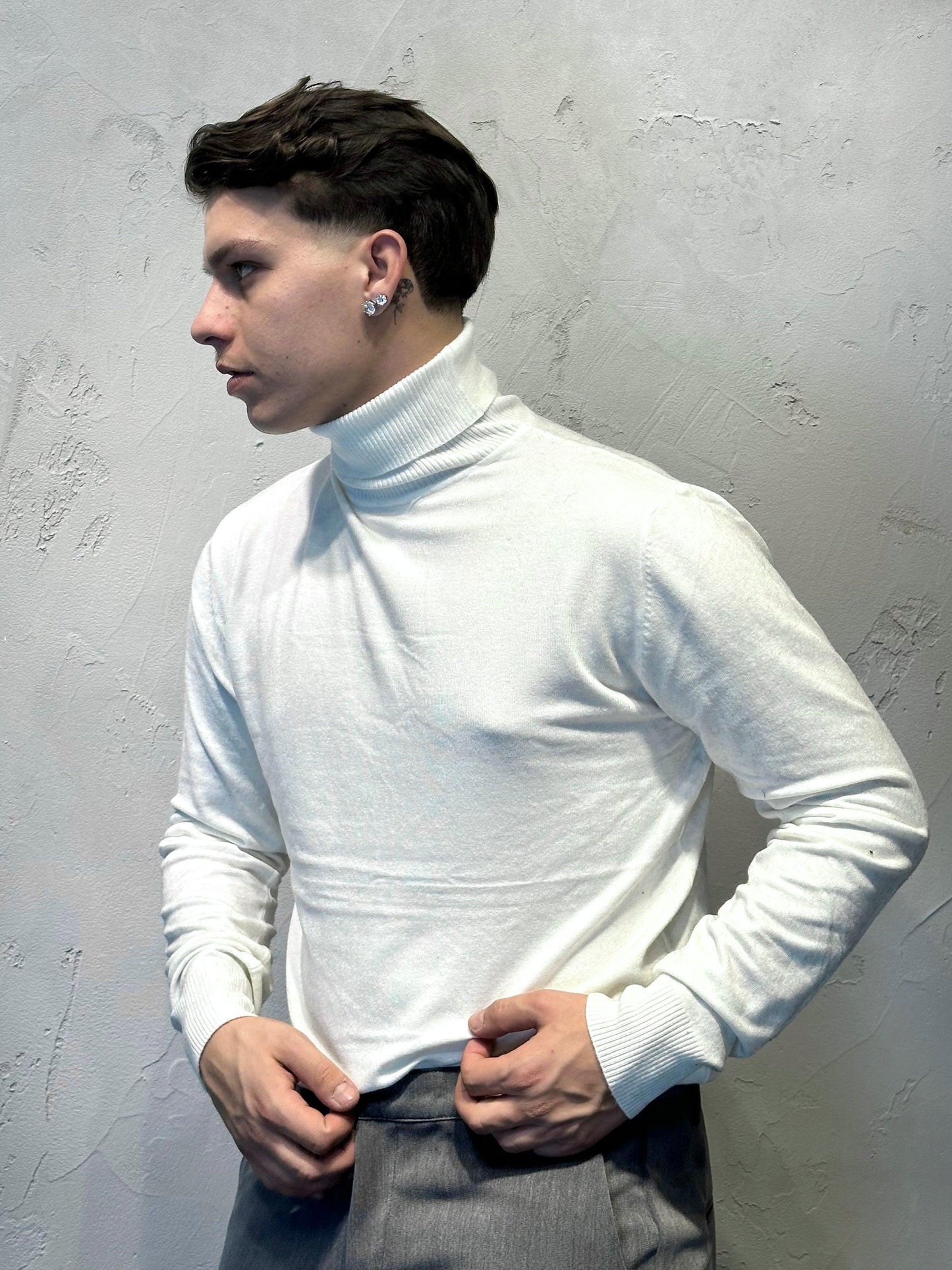 WHITE TURTLENECK